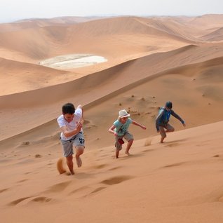 Namibia Familienreise - Kids in den Dünen vom Sossusvlei