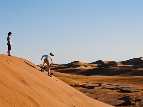 Marokko for family individuell - Erfahrungen mit Kindern in Marokko - Sandboarding Kinder Wüste
