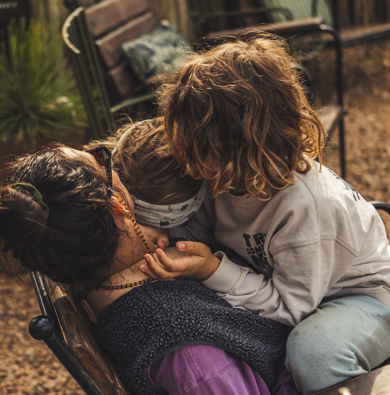 Südafrika Blog Artikel - Mutter und Kinder zusammen im Garten – Südafrika Familienreise