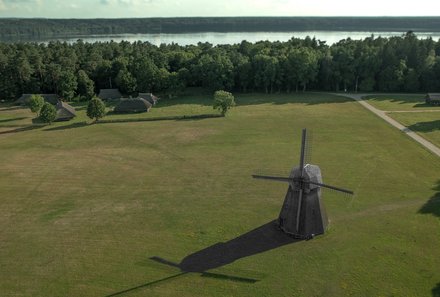 Baltikum for family - Freilichtmuseum - Mühle und Wiese