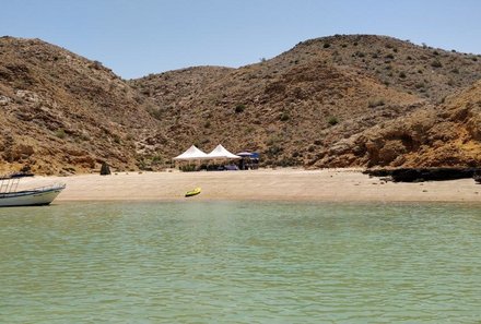 Oman mit Kindern - Speedboot am Strand