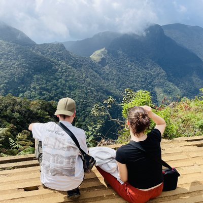 Sri Lanka Rundreise - Bewertung - Teenager sitzen mit Aussicht Sri Lanka Rundreise - Bewertung - Teenager sitzen mit Aussicht