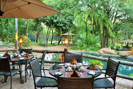 Namibia Familienreise individuell - Namibia for family - Lokuthula Lodges - Terrasse Frühstück