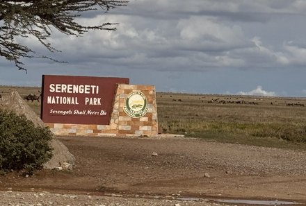 Familienreise Tansania - Tansania for family individuell deluxe - Schild Serengeti