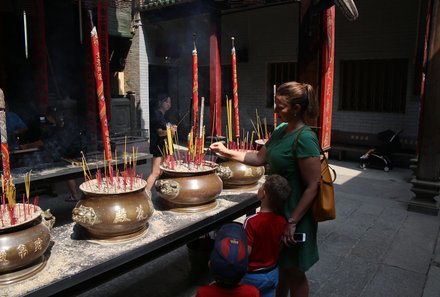 Familie Albrecht auf Reisen - Nadja Albrecht in Vietnam - Tempel