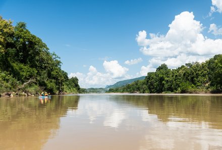 Laos und Vietnam Familienreise - Laos und Vietnam Reise mit Kindern - Kajak fahren auf dem Fluss in Laos Landschaft