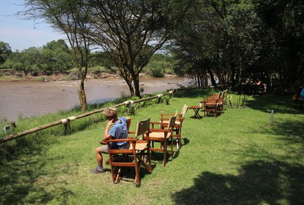 Kenia Familienreise - Kenia for family - Voyager Ziwani Camp - Kind am See