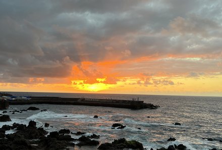 Teneriffa Familienurlaub - Teneriffa for family - Puerto de la Cruz - Blick aufs Meer bei Sonnenuntergang - Wellen