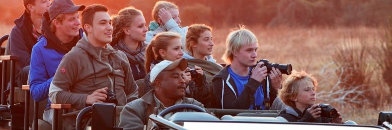 Safari mit Kindern - Gruppe beobachtet Tiere