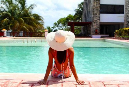 Mexiko Family & Teens - Hotel Tucan Siho Playa - Frau am Pool