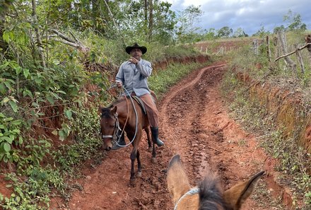 Kuba Familienreise - Kuba Family & Teens - Einheimischer auf Pferd bei Ausritt
