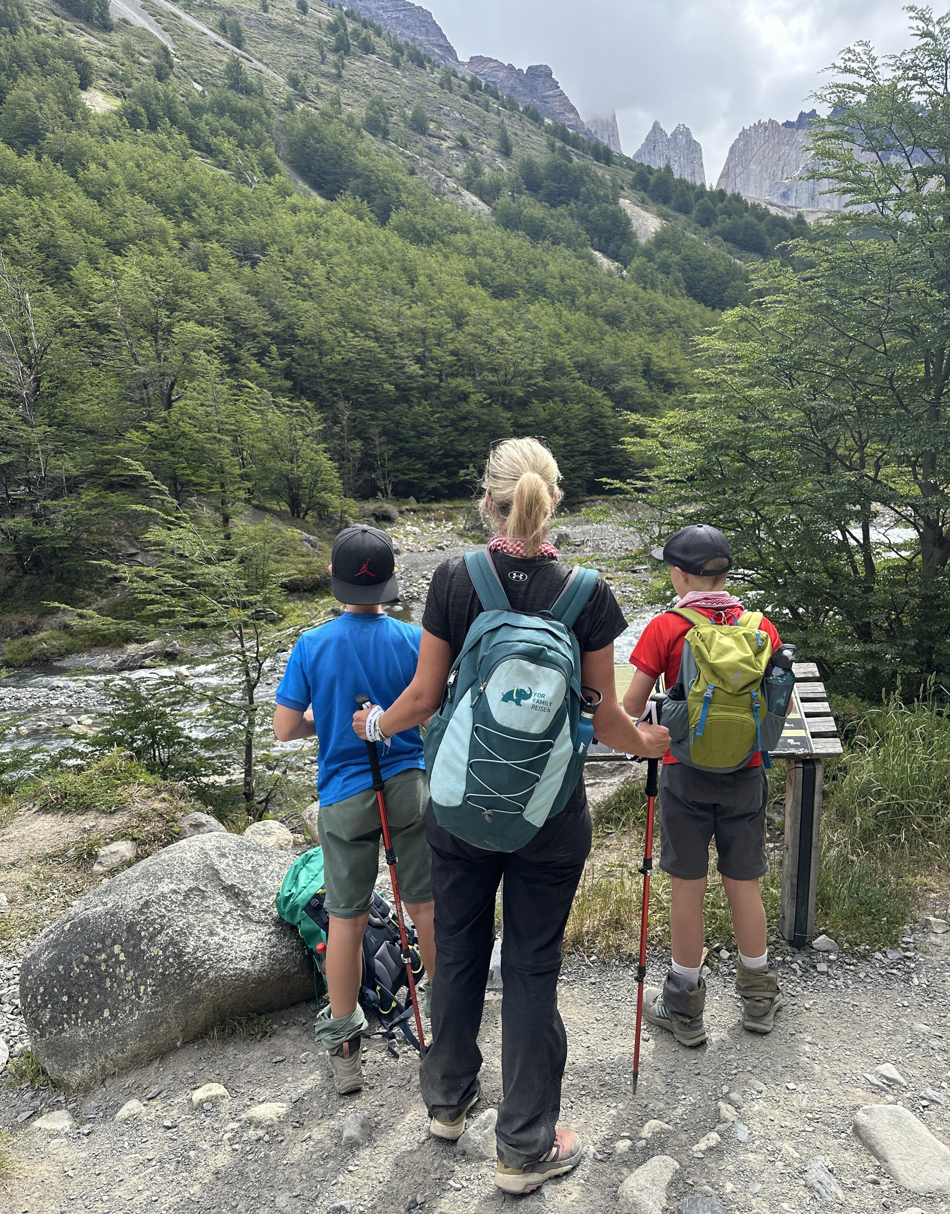 Patagonien mit Jugendlichen - Wandern mit Kindern in Argentinien und Chile - Nadja Albrecht mit Kindern beim Wandern in Patagonien