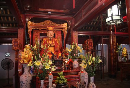 Vietnam & Kambodscha Familienurlaub - Altar in einem Tempel in Hanoi