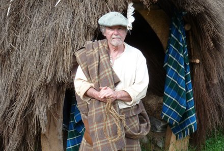 Schottland Familienreise - Schottland mit Kindern - Einheimischer in traditioneller Kleidung