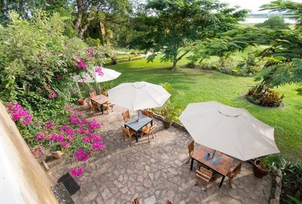 Uganda Familienreise - Uganda Family & Teens - Fort Murchison Lodge - Tische und Schirme