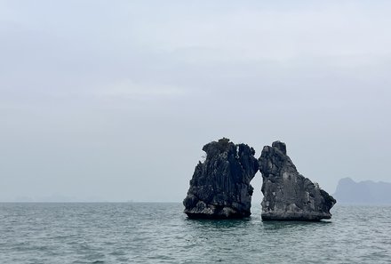 Laos und Vietnam Familienreise - Laos und Vietnam Reise mit Kindern - Halong Bucht küssende Felsen im Wasser