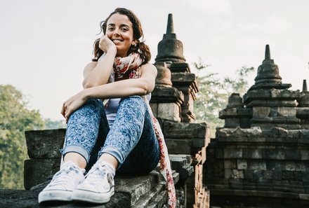 Bali Familienreise - Java & Bali Family & Teens - Jugendliche sitzt vor Tempelanlage
