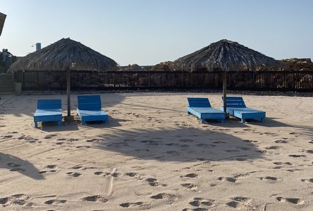 Oman mit Kindern individuell - Oman for family individuell - Turtle Beach Resort - Liegestühle am Strand