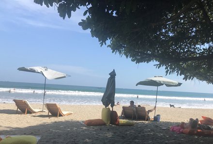 Costa Rica Familienreise - Costa Rica individuell - Samara - Strand mit Sonnenschirmen und Liegen