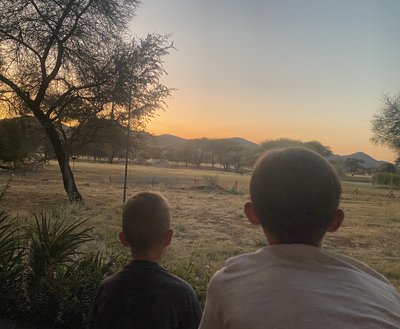 Feedback NAFI - Namibia for family individuell - Sommer 2025 - Kids bei Sonnenuntergang