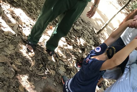 Vietnam & Kambodscha Familienreisen - Kind erkundet Cu Chi Tunnel