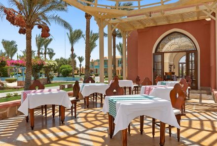 Familienreise Ägypten - Ägypten for family - Radisson Blu Resort El Quseir - Tische draußen