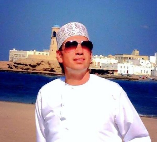 Oman Familienreise - Interview mit unserem Reiseleiter - Reiseleiter Christian in traditioneller Kleidung