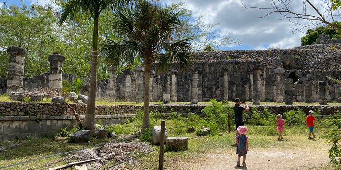 Familienurlaub Mexiko Yucatán - Mexiko mit Kindern Erfahrungen - Kinder vor Maya-Stätte in Mexiko