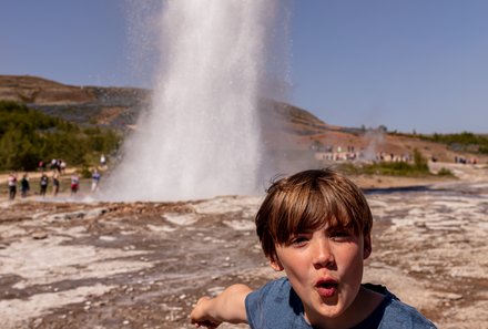 Island Familienreise - Island for family - Kind bei Geysir
