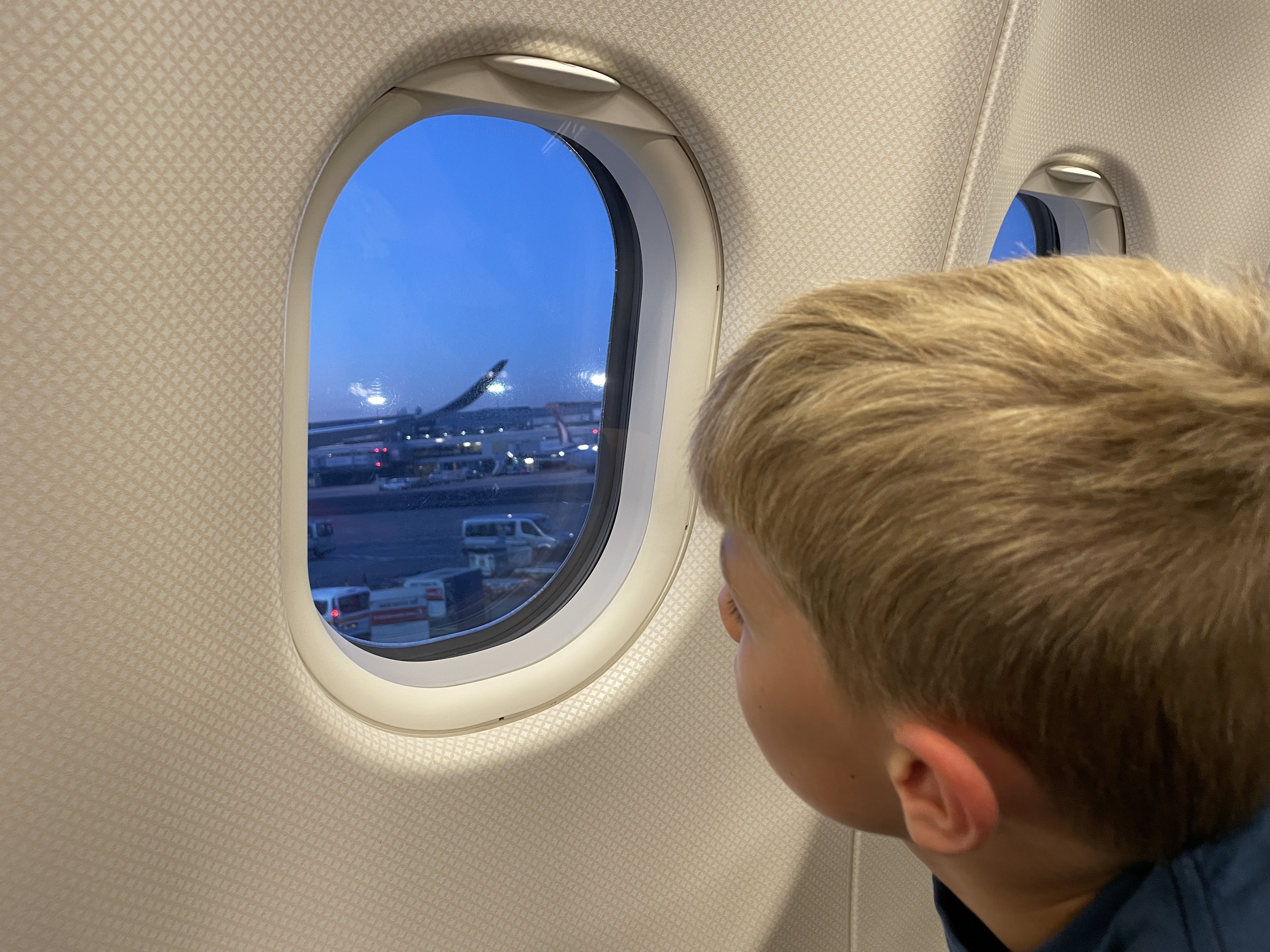 Reisespiele für Kinder - Beschäftigung für Kinder im Flugzeug Auto - Junge im Flugzeug