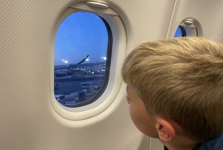 Familienreise Montenegro - Montenegro mit Kindern - Junge im Flugzeug
