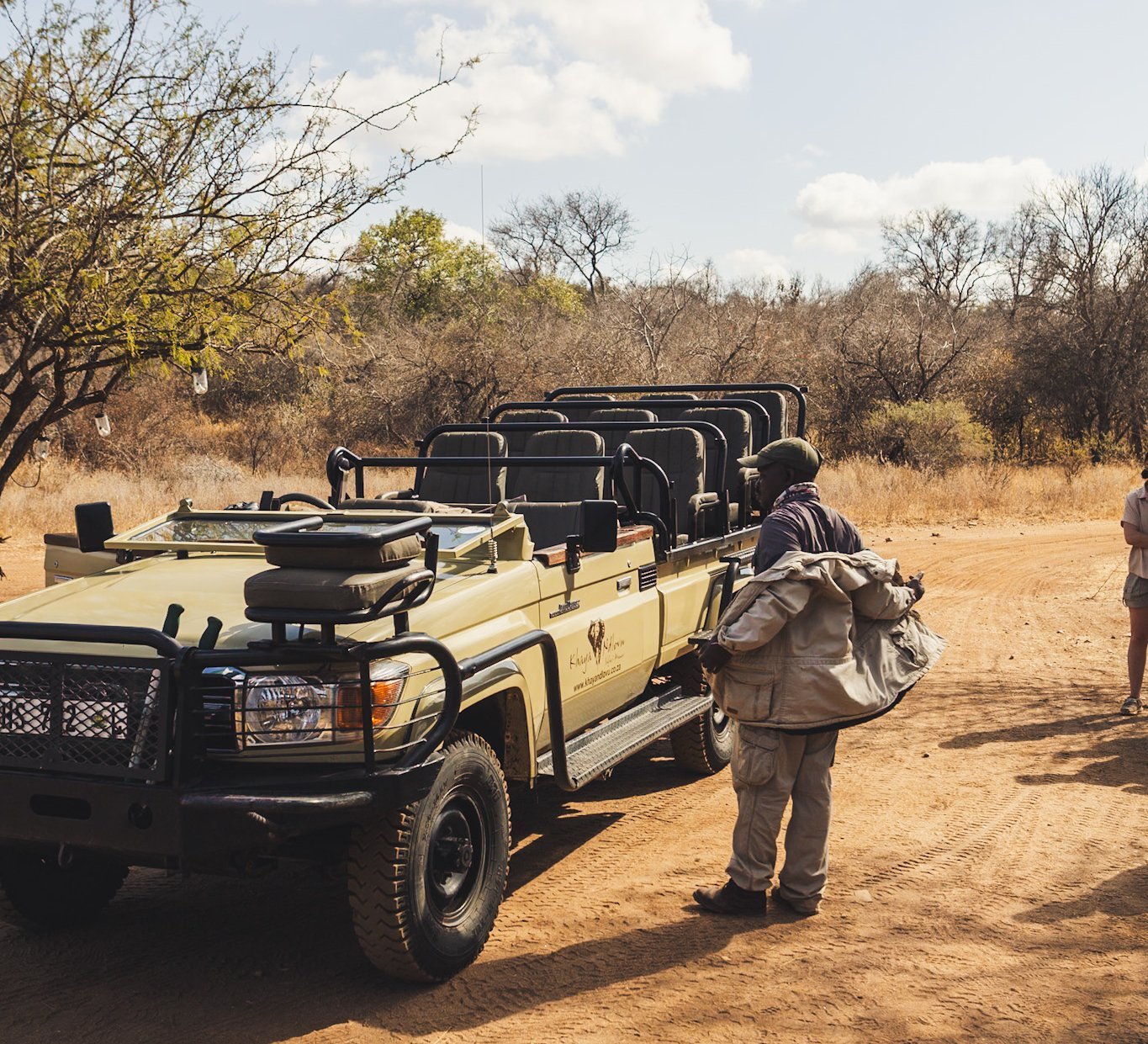 Südafrika Blog Artikel - Offener Safari-Jeep auf Pirschfahrt – Südafrika mit Kindern