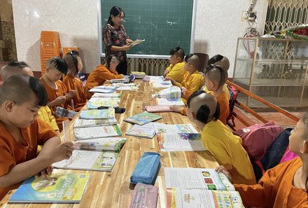 Vietnam Familienreise - Vietnam for family Summer - Kinder im Waisendorf in der Schule