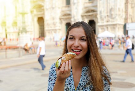 Sizilien Familienreise - Catania Mädchen beim Streetfood 