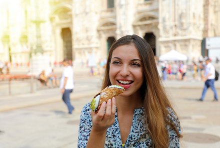 Sizilien Familienreise - Catania Mädchen beim Streetfood