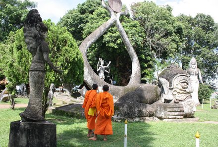 Laos und Vietnam Familienreise - Laos und Vietnam Reise mit Kindern - Mönche im Buddha-Park