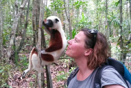 Madagaskar Familienreise - Madagaskar for family - Andrea mit Lemuren