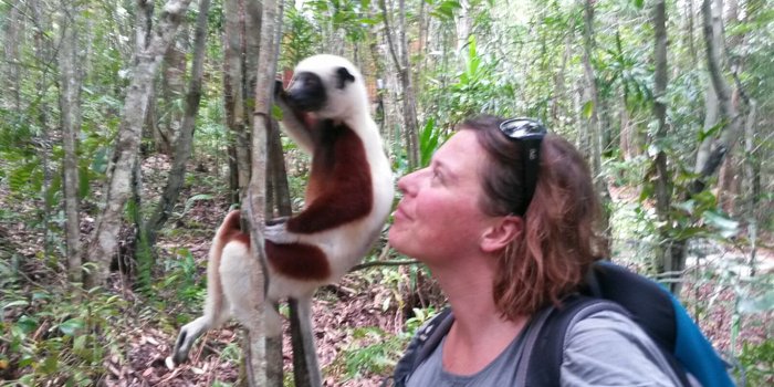 Madagaskar Familienreise - Madagaskar for family - Frau und Lemur 