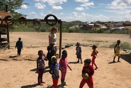 Namibia mit Kindern - Familienreise weltweit mit For Family Reisen - Kinder Mammadù - Spielplatz