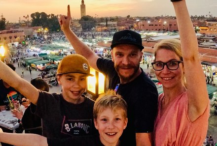 Marokko mit Kindern - Marokko for family - Familie genießt letzten Abend in Marrakesch