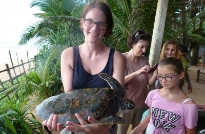 Sri Lanka mit Kindern - Kathrin mit Schildkröte