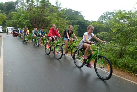 Sri Lanka Sommerurlaub mit Kindern - Familien auf Fahrrädern