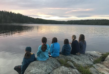 Schweden Urlaub mit Kindern - Familienurlaub Schweden - Kinder auf Steinen am Wasser