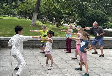 China mit Kindern - China for family - Kids beim Schattenboxen im Park