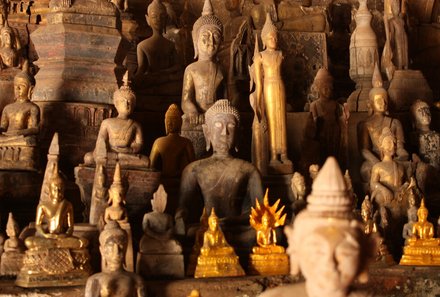 Laos und Vietnam Familienreise - Laos und Vietnam Reise mit Kindern - Ausflug Pak Ou-Höhlen Buddha-Figuren