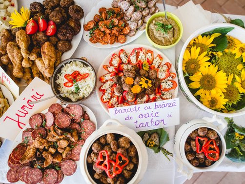 Rumänien Familienreise - Regionales Buffet in der Casa Alma Via Romana