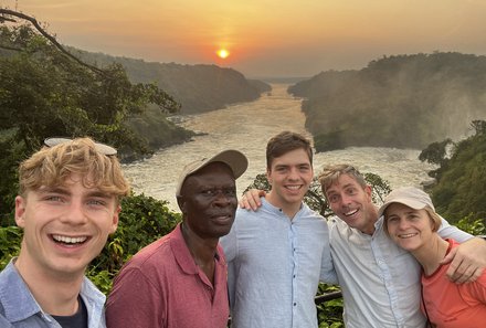 Uganda mit Kindern - Uganda Reisen mit Kindern - Reisegruppe mit Guide