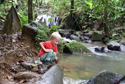 Costa Rica Selbstfahrerreise mit Kind - Kind im Regenwald an Lagune