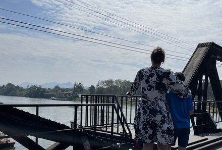 Thailand Familienreisen - Thailand Family & Teens - Nadja Albrecht mit Kindern auf der Brücke am Kwai