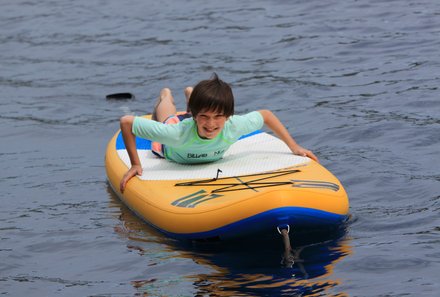 Familienreise Kroatien - Kroatien for family - Segelreise - Junge auf Schwimmbrett